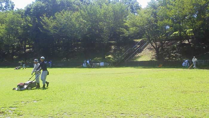 南大沢学園皆さん芝刈り