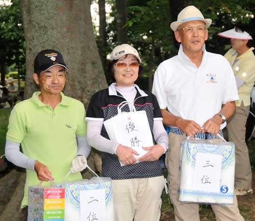 入賞者：右から、３位＆ベスグロ松山さん、優勝の篠崎さん、準優勝の武澤さん