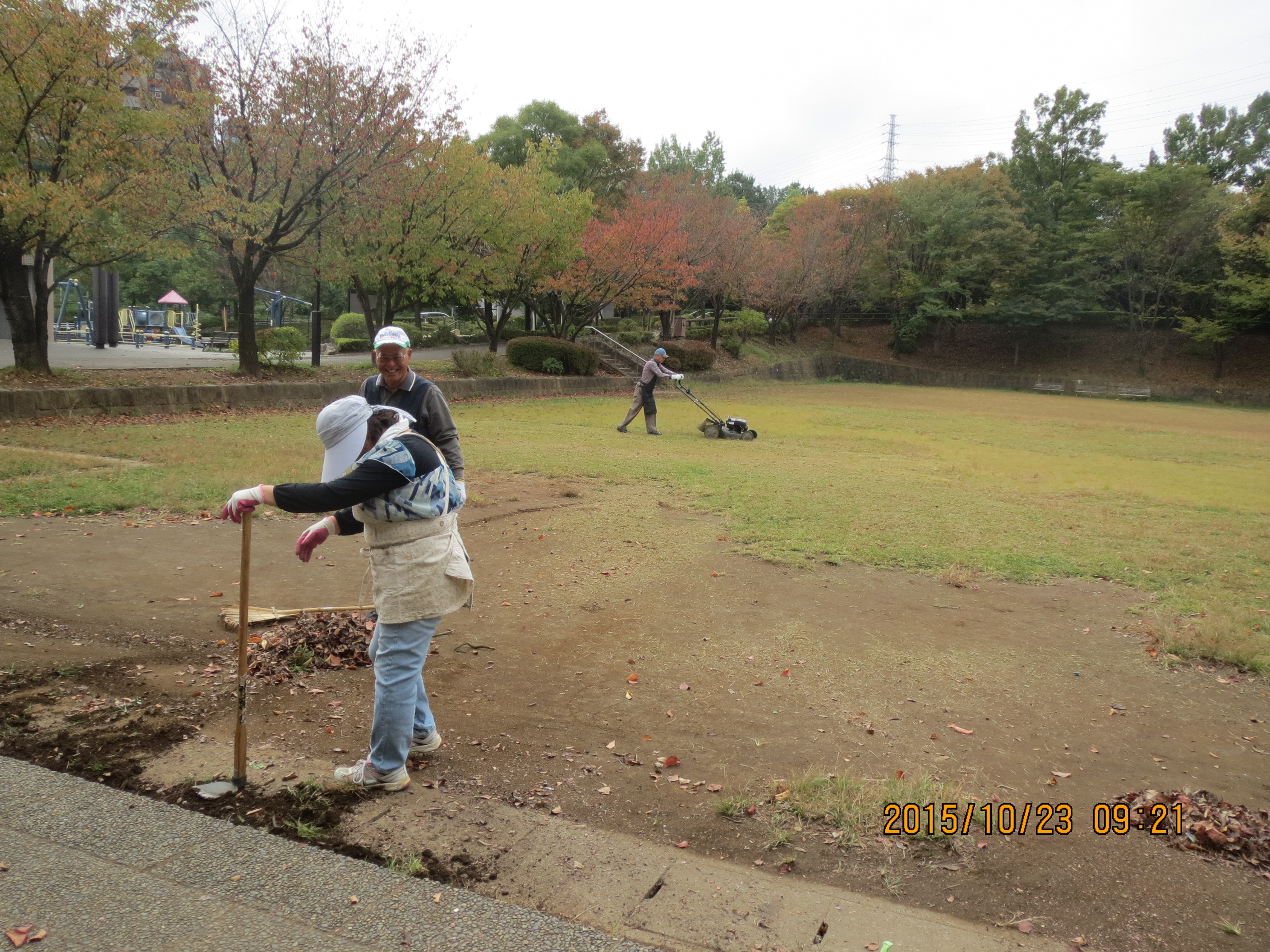 上柚木公園多目的広場の草刈りを行いました