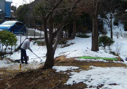 南大沢緑地公園、取り敢えずティグラウンドとホ－ルエリアの雪かき試みるも・・・