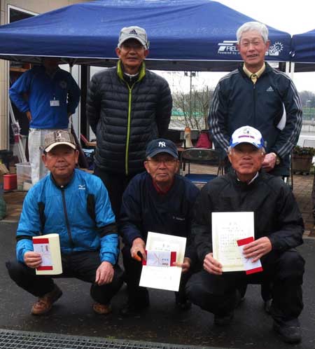 男性の部 下段右から優勝：甲原正則さん、準優勝：鈴木利治さん、３位：村上三雄さん 上段右から４位：野口勲さん、５位：柳井俊男さん