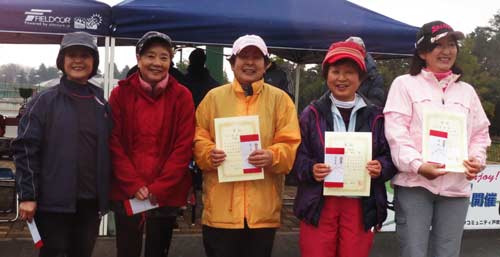 女性の部 右から優勝：片山幸代さん、準優勝：甲原照子さん、３位：伊藤美晴さん、 ４位：河野満智子さん、５位：山田栄子さん