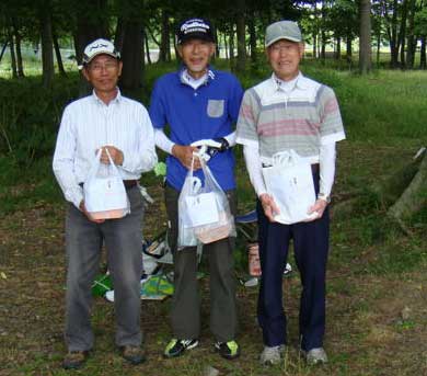 右から、ベスグロ&優勝：野口勲さん、準優勝：高見沢兵庫さん、３位：照屋知恭さん