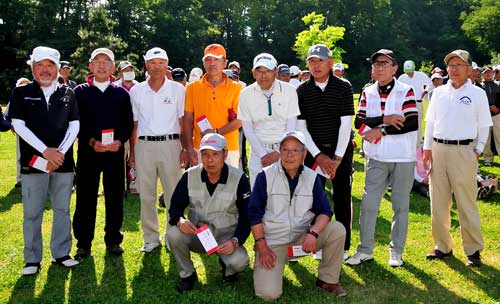 男子Ｂクラス 前列右：準優勝 山内英雄さん、後列左から二人目５位 伴良治さん