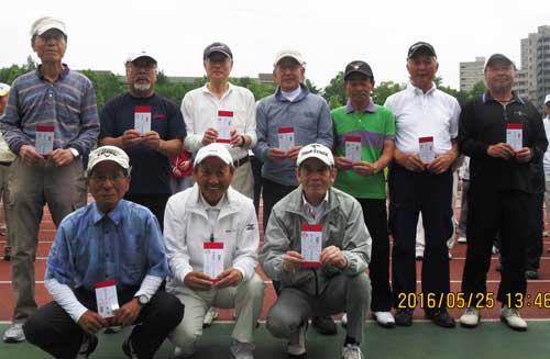 男性の部入賞者（敬称略）前列左より優勝&ベスグロ：岡田豊志、２位：伊藤英彦、３位：山田高司、後列左から４～１０位中野信彦、望月充、赤塚六郎、伴良治、武澤繁雄、小泉晋、佐藤明