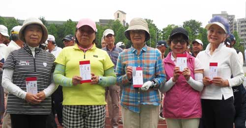 女子入賞者（敬称略） 左から優勝&総合優勝:小泉美智子、準優勝&ベスグロ：小泉久美子、３位：二宮維子、４位：宮内豊子、５位：磯部順子