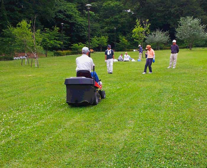 有志による芝刈りで、一面、見違えるほど綺麗な会場に。