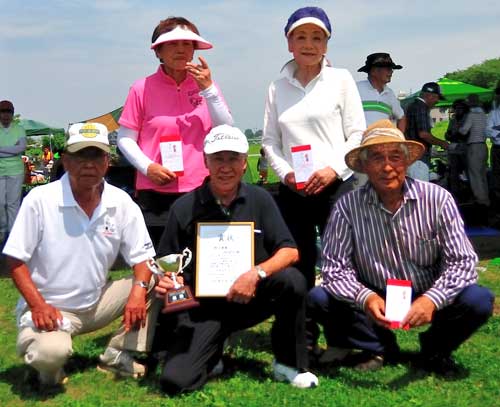 個人戦入賞者：前列右から、３位 小泉晋さん、優勝 渡辺喜代志さん、準優勝 安藤房さん、４位 宮下久美子さん、５位 磯部順子さん