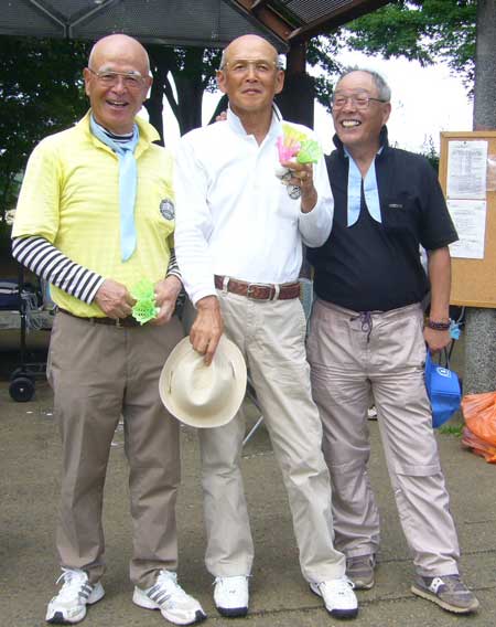 入賞者：左より　準優勝:佐藤忠平さん、優勝＆ベスグロ：松山紀夫さん、３位：山内英雄さん　何となく眩しい気がするのは気のせいでしょうか。