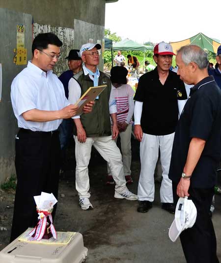 開会挨拶と表彰式の伊藤祥広市議（八王子レクレーション協会副会長）