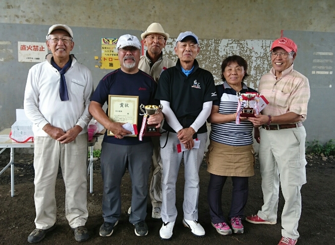 上柚木支部の優勝に貢献した皆さんとベスグロの松山さん