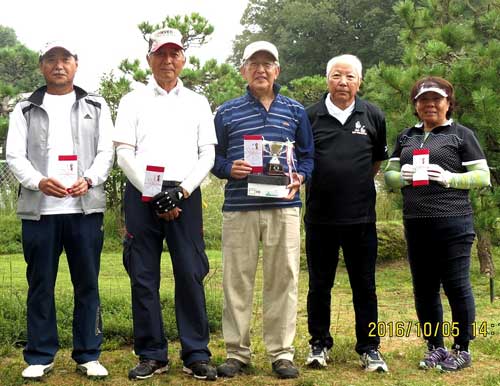 入賞者　左から、３位：相沢輝昭さん、準優勝：小泉晋さん、優勝：伴良治さん、４位：村上福雄さん、５位：小泉久美子さん