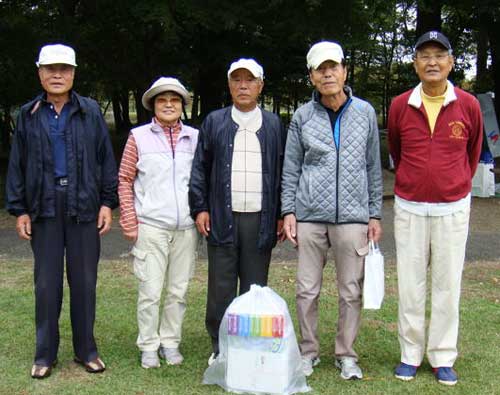 入賞者右から、３位：竹内朝晴さん、優勝：中野信彦さん、準優勝&ベスグロ：相沢泰彦さん、 ５位：篠崎初子さん、４位：黒沢好冶さん