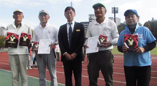 入賞者：左から、優勝&男子ベスグロ：松山紀夫さん、準優勝：五十嵐忠八王子市TBG協会会長、主催者：八王子市学園都市文化ふれあい財団 常盤部長様　３位：篠崎明宏さん、女子ベスグロ：伊藤美晴さん