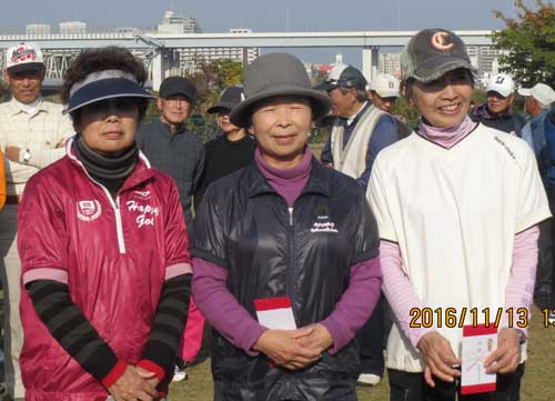 女子Ｃクラス入賞者　準優勝：小泉美智子さん（中央）