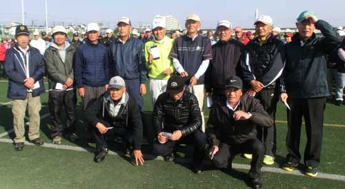 (男子Aクラス)前列左から、優勝:五十嵐忠さん、後列左から4人目7位:小泉晋、6番目9i位松山紀夫さん、後列右12位:野口勲さん